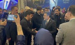 Bakan Yumaklı, gençlerle birlikte 'Kabe'de Hacılar' ilahisini söyledi