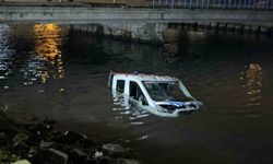 Bakırköy'de İBB'ye ait zabıta aracı denize düştü