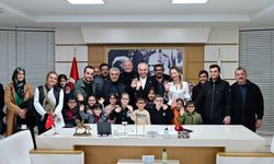 Başkan Kocagöz, görme sorunu olan öğrencilere gözlüklerini teslim etti