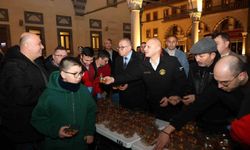 Başkan Önal, Berat Kandili'nde vatandaşlara lokma ikramında bulundu