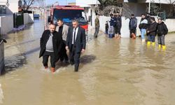 Başkan Şimşek çizmeleri giydi, su baskınının yaşandığı sokakta inceleme yaptı