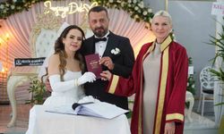 Başkan Subaşı genç çiftin nikahını kıyarak, bir ömür boyu mutluluklar diledi