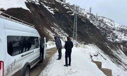 Batman'da grup köy yolunda heyelan: 2 minibüs mahsur kaldı