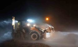 Bayburt'ta fırtına ve kar nedeniyle yolda kalan taksi ekiplerce kurtarıldı