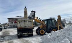 Bayburt'un ilçe ve beldelerinde kar mesaisi devam ediyor
