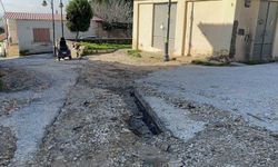 Bayındır'da sürücülerden çukur yollara tepki