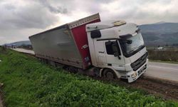 Bilecik'te direksiyon hakimiyetini kaybeden tır şarampole düştü