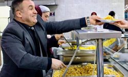 Bilecik'te İl Müdürü Ramazan Demir öğrencilere yemek dağıttı