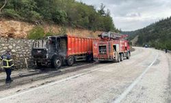 Bilecik'te seyir halindeki kamyon alev aldı