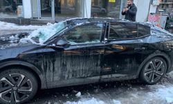Bingöl'de çatıdan düşen kar otomobile zarar verdi