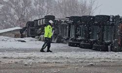 Bingöl'de tır devrildi: 1 yaralı
