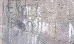 Binlerce yıllık surlara gelişigüzel yazılar yazdılar