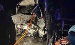 Burdur'da kamyonet ile tır çarpıştı: 2'si ağır 3 yaralı