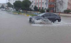 Burhaniye de sağanak yağmur yolları göle çevirdi