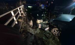 Bursa'da iki otomobil kafa kafaya çarpıştı: 3 yaralı