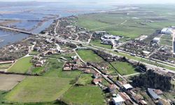 Bursa'da yağışlar göl seviyesini yükseltince evlerin bahçeleri sular altında kaldı