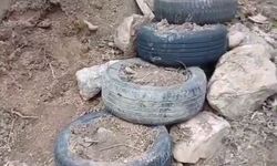 Camiye ulaşmak için araba lastiğinden merdiven yaptılar