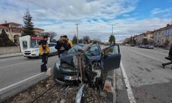 Çarptığı aydınlatma diğeri otomobilin üzerine devrildi: Sağlık çalışanı ölümden döndü