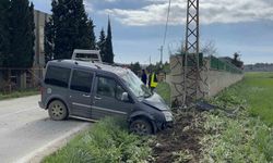 Çorlu'da aracın elektrik direğine çarptığı kaza kamerada