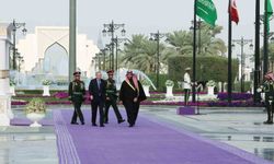 Cumhurbaşkanı Erdoğan, Suudi Arabistan'da resmi törenle karşılandı