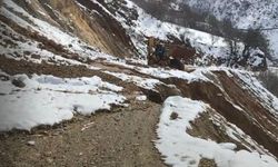Çüngüş'te heyelan sonucu kapanan yol ulaşıma açıldı
