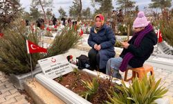 Depremin 3. yıl dönümünde depremzedeler mezarlıkta sabahladı