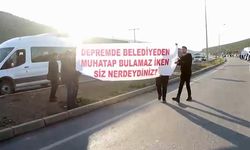 Depremzede vatandaşlar, Özgür Özel'i, 'Bugüne kadar neredeydin' diyerek yuhaladılar