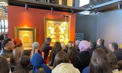 Devlet korumasındaki çocuklar, kutsal emanetler ve vakıf eserleri sergisini ziyaret etti