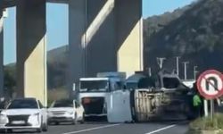 Devrilen minibüs, yolun karşısına geçti