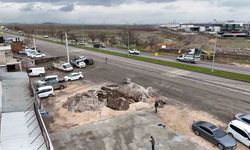 Diyarbakır'da ana yol kenarında zamanla oluşan dev çukur dronla görüntülendi