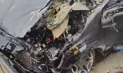 Diyarbakır'da pikap bariyerlere ok gibi saplandı: 2 yaralı