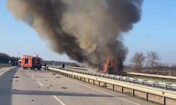 Edirne'de domates yüklü tır alev alev yandı