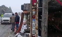 Edirne'de kar yağışı ve fırtına sebebiyle tır devrildi