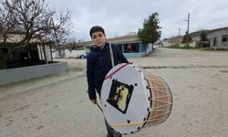 Edirne'nin en küçük Ramazan davulcusu 400 haneyi sahura kaldırıyor