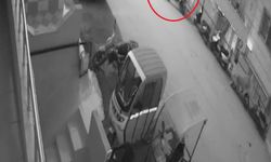 Elini kolunu sallayarak iftar saatinde motosiklet çalan şahıs kamerada