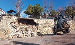 Ermenek'te seyir terasının istinat duvarı yıkıldı