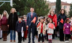 Ertuğrulgazi İlkokulu'nda ikinci dönemin ilk dersi bayrak temasıyla yapıldı