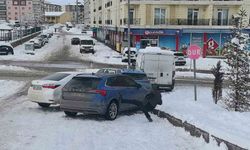 Erzurum'da 5 araçlı zincirleme kaza: Aracının başındaki sürücü de dengesini kaybederek yere düştü