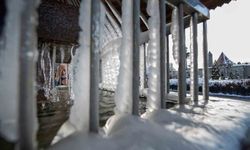 Erzurum'da soğuklar etkili oluyor; Çeşme ve şadırvanlar dondu