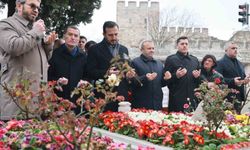 Eski Başbakan Necmettin Erbakan'ı kabri başında anıldı