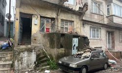 Eski binanın balkonundan düşen beton parçaları bir otomobili kullanılamayacak hale getirdi