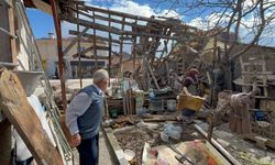 Eskişehir'de ilginç kaza; belediye ekipleri yaşlı çiftin evini adeta başına yıktı