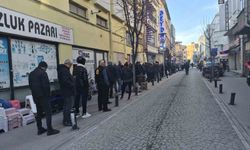 Eskişehir'de ilk iftar öncesi metrelerce 'pide' kuyruğu