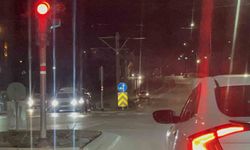 Eskişehir'de raylarda ilerleyen otomobil tehlikeye davetiye çıkardı