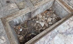 Eskişehir'de tarihi çeşmeye 'Çöp' darbesi: Muhtar çareyi yazı asmakta buldu