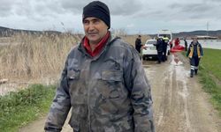 Ezine'de Menderes Çayı taştı, kışlada hayvanlarıyla mahsur kalan adam kurtarıldı