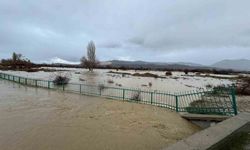 Gembos kanalı taştı, ekili alanlar suyla kaplandı