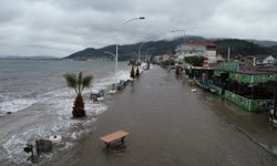 Gemlik'te deniz taştı, sahil yolu sular altında kaldı...O anlar havadan görüntülendi