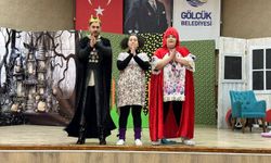 Gölcük'te çocuklar tiyatroyla buluştu