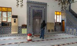 Gönüllü öğrencilerden camiyi temizledi